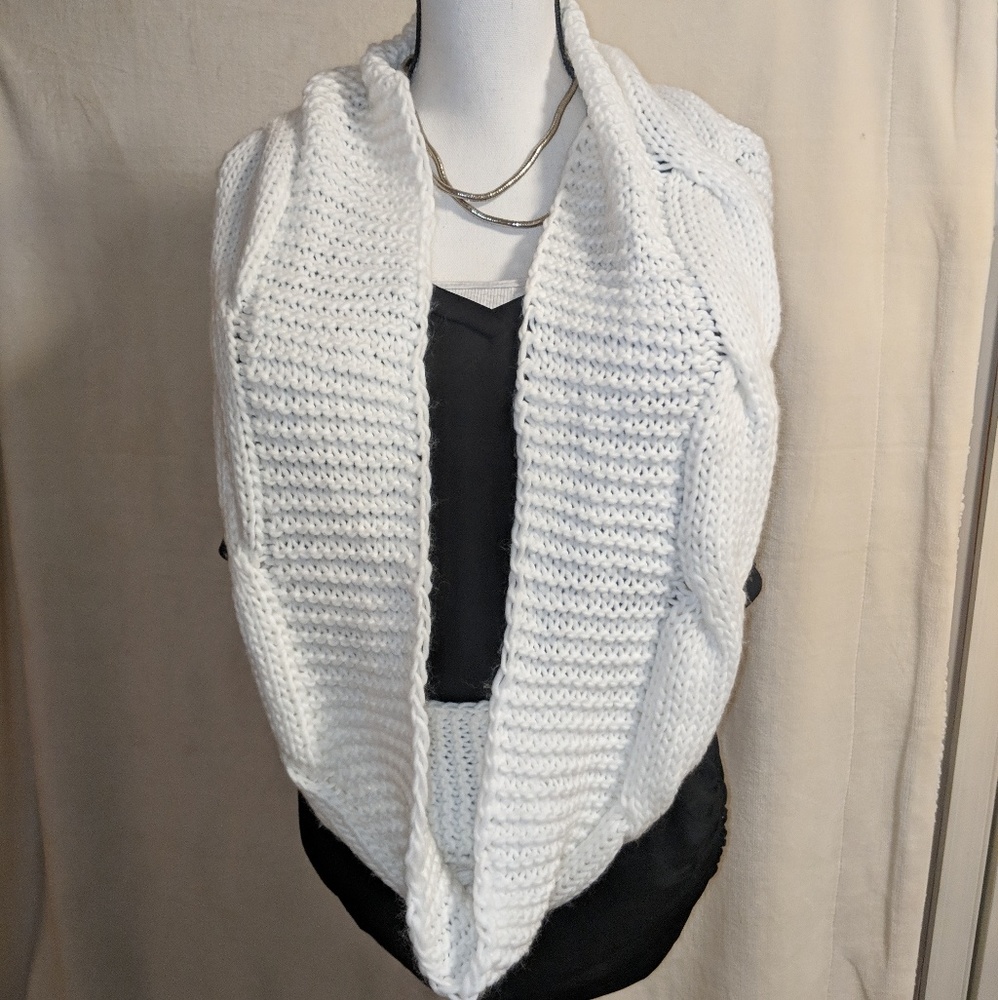 🆕🏷️Stitchfix White Cable Knit Infinity Scarf NWT